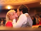 Isabelle Drummond troca beijos com o namorado em premiação 