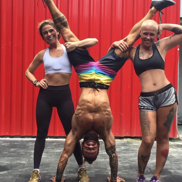 Giovanna Antonelli malha com amigos (Foto: Instagram / Reprodução)