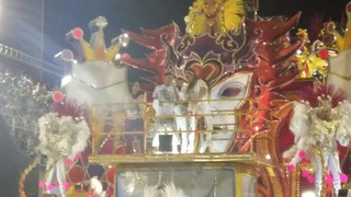 Ivete Sangalo puxando o samba na avenida (Foto: ego)