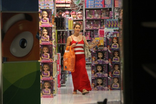 Letícia Spiller no shopping (Foto: Daniel Delmiro / AgNews)