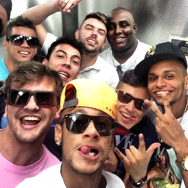 Neymar posta foto com amigos (Foto: Instagram / Reprodução)