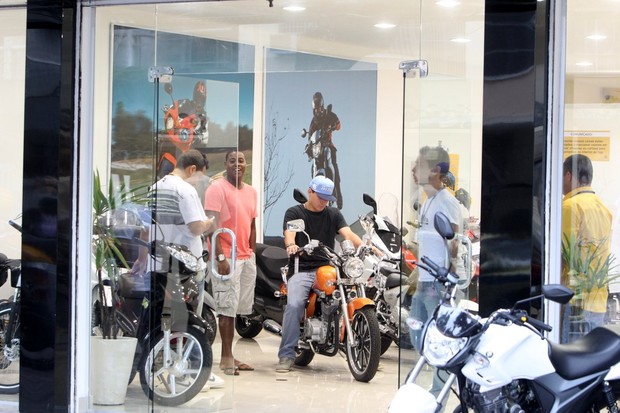 Thiago Martins em loja de motos na Barra (Foto: Dilson Silva / AgNews)