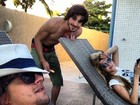 Fiuk aparece relaxando com Guilherme Boury e Sophia Abrahão