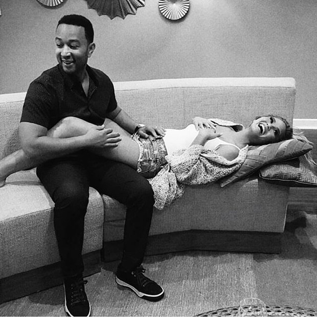 John Legend e Chrissy Teigen comemoram a gravidez (Foto: Reprodução/Instagram)