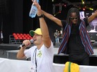 Thiago Rodrigues dá canja em show de Toni Garrido em Moscou