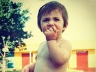 Nicole Bahls posta foto barrigudinha na infância