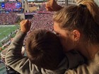 Gisele Bündchen leva filho a estádio para torcer pelo marido, Tom Brady