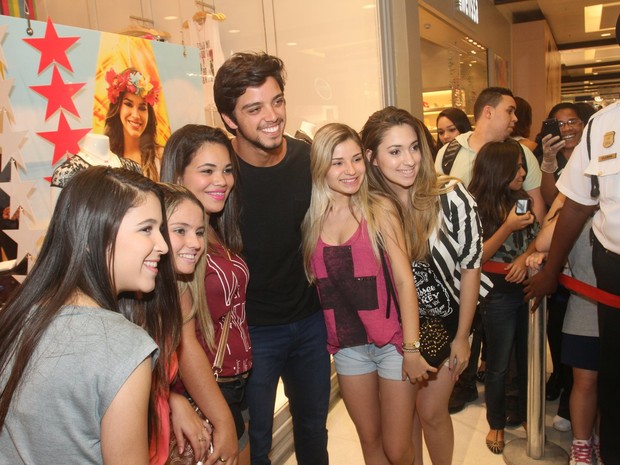 Rodrigo Simas com fãs em evento em shopping na Zona Norte do Rio (Foto: Ricardo Leal/ Foto Rio News)