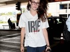 Kristen Stewart usa camiseta de Robert Pattinson para viagem