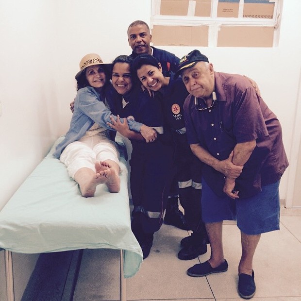 Rosamaria Murtinho com Mauro Mendonça e atendentes do Samu no hospital geral de Japuiba, em Angra dos Reis, na Costa Verde do Rio de Janeiro (Foto: Instagram/ Reprodução)