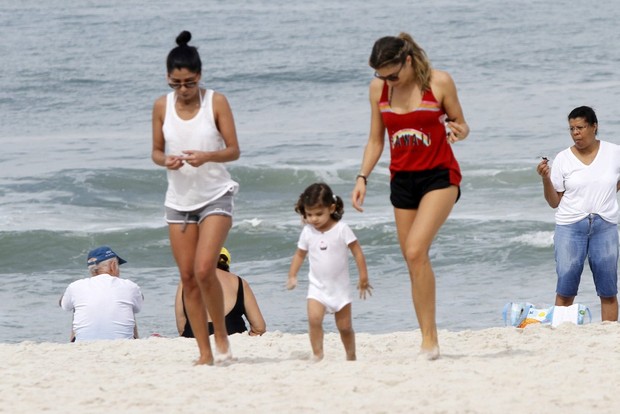 Grazi Massafera, a filha Sophia e a amiga Ana Lima na praia (Foto: Marcos Ferreira / FotoRioNews)
