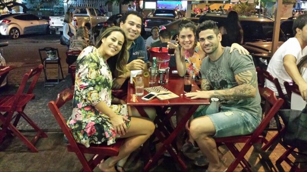 Ex-BBBs Princy, Bella e Rodrigo com o promoter Savanan em bar na Zona Oeste do Rio (Foto: Divulgação)