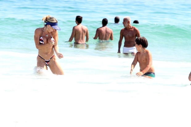 Andrea de Andrade na praia com o filho (Foto: Henrique Oliveira / Foto Rio News)