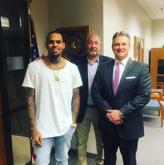 Chris Brown posa em tribunal (Foto: Instagram / Reprodução)