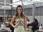 Fernanda Pontes abusa do decote em evento de moda