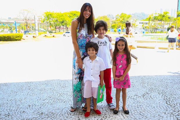 Suzana Gullo, esposa de Marcos Mion com os filhos (Foto: Manuela Scarpa/Photo Rio News)