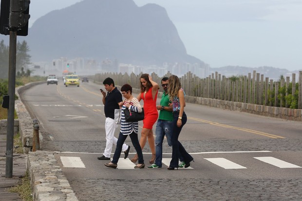 Gabriela Spanic, a Usurpadora, Passeia com amigos na praia da Barra da Tijuca RJ (Foto: AgNews / AgNews)