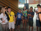 Valesca Popozuda posa com fãs em aeroporto