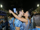 Após desfile Sabrina Sato se diverte, toma cerveja e namora na Sapucaí 