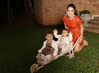 Natália Guimarães posa com as filhas (Foto: Iwi Onodera / EGO)