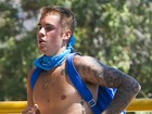 Justin Bieber se exercita sem camisa e exibe tatuagens