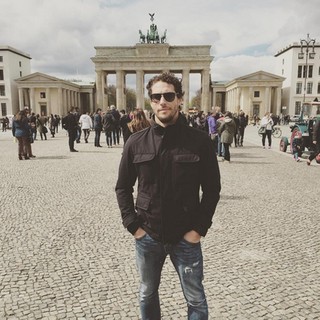 Flávio Canto lamenta divisão que está ocorrendo no Brasil ao posar em frente ao Portão de Brademburgo, onde passava o Muro de Berlim, na Alemanha (Foto: Instagram/Reprodução)