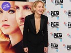 Look do dia: Jennifer Lawrence usa vestido superdecotado em première