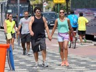 Leticia Wiermann passeia com o namorado na orla do Rio