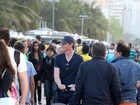 Eddie Redmayne passeia com a filha em Copacabana, no Rio