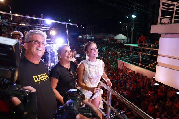 Claudia Leitte emocionada ao lado dos pais (Foto: Dilson Silva/Agnews)
