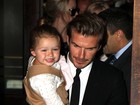 Harper esbanja simpatia no colo do pai, David Beckham