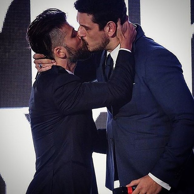 Bruno Gagliasso e João Vicente de Castro se beijam em prêmio no Rio (Foto: Instagram/ Reprodução)