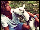 José Loreto se 'apaixona' por cabra: 'Minha parceira e beijoqueira'