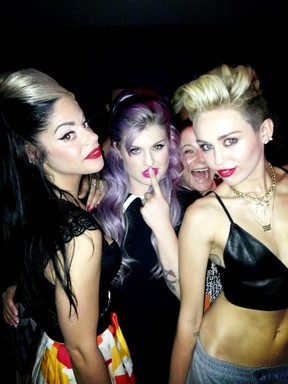 Denika Bedrossian, Kelly Osbourne e Miley Cyrus em festa (Foto: Twitter/ Reprodução)