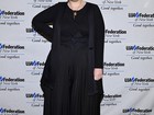Look do dia: Adele usa roupa preta e supercoberta em evento de música