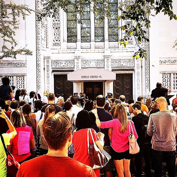  Fãs e jornalistas acompanham o velório de Joan Rivers em Nova York (Foto: Instagram / Reprodução)