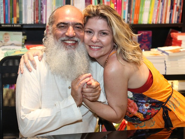 Sri Prem Baba e Bárbara Borges em lançamento de livro na Zona Sul do Rio (Foto: Roberto Filho/ Brazil News)