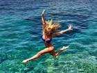Ludmila Dayer posta foto de biquíni saltando sobre mar de água cristalina