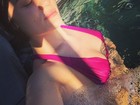 De biquíni, Jessie J tira selfie em piscina