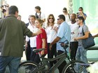 Gisele Bündchen planta árvore e usa bicicleta ecológica em evento, no Rio