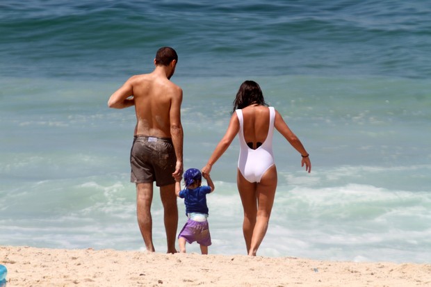 Ricardo Pereira com família na praia do Leblon (Foto: Wallace Barbosa / Agnews)