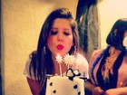 Nasser mostra Andressa apagando a vela do bolo de aniversário