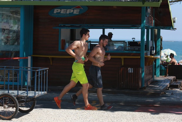 Enzo Celulari correndo com amigo na praia (Foto: Dilson Silva / Agnews)