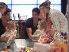Victor Pecoraro faz compras com a mulher e paparica a filha em shopping
