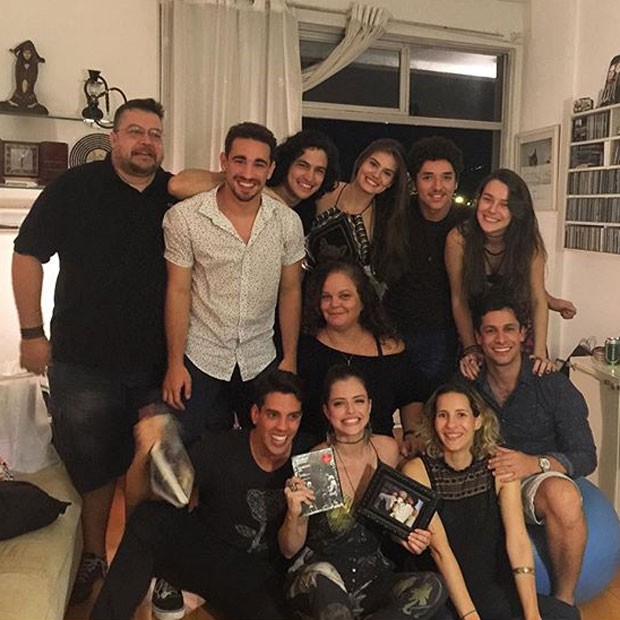 Agatha Moreira e Camila Queiroz com amigos de Verdades secretas em festa no Rio (Foto: Instagram/ Reprodução)