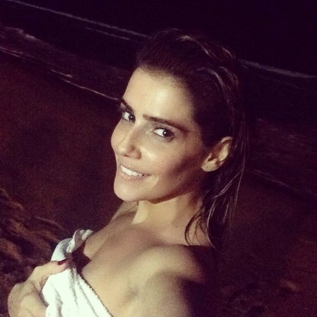 Deborah Secco em praia (Foto: Instagram/ Reprodução)