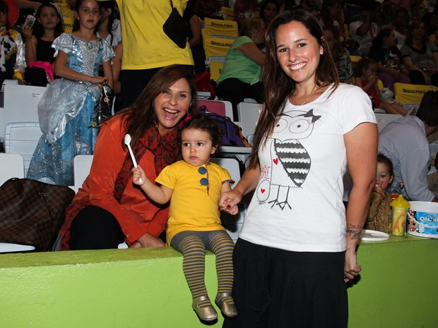 Laura com a mãe Mariana Belém e a avó Fafa de Belém (Foto: Manuela Scarpa/ Foto Rio News)