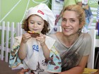Letícia Spiller brinca com a filha durante evento de moda no Rio