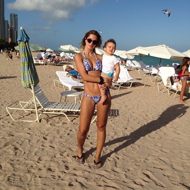 Vera Viel exibe boa forma em praia (Foto: Reprodução_Instagram)