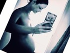 Carolina Kasting faz topless em selfie para mostrar a barriga de grávida
